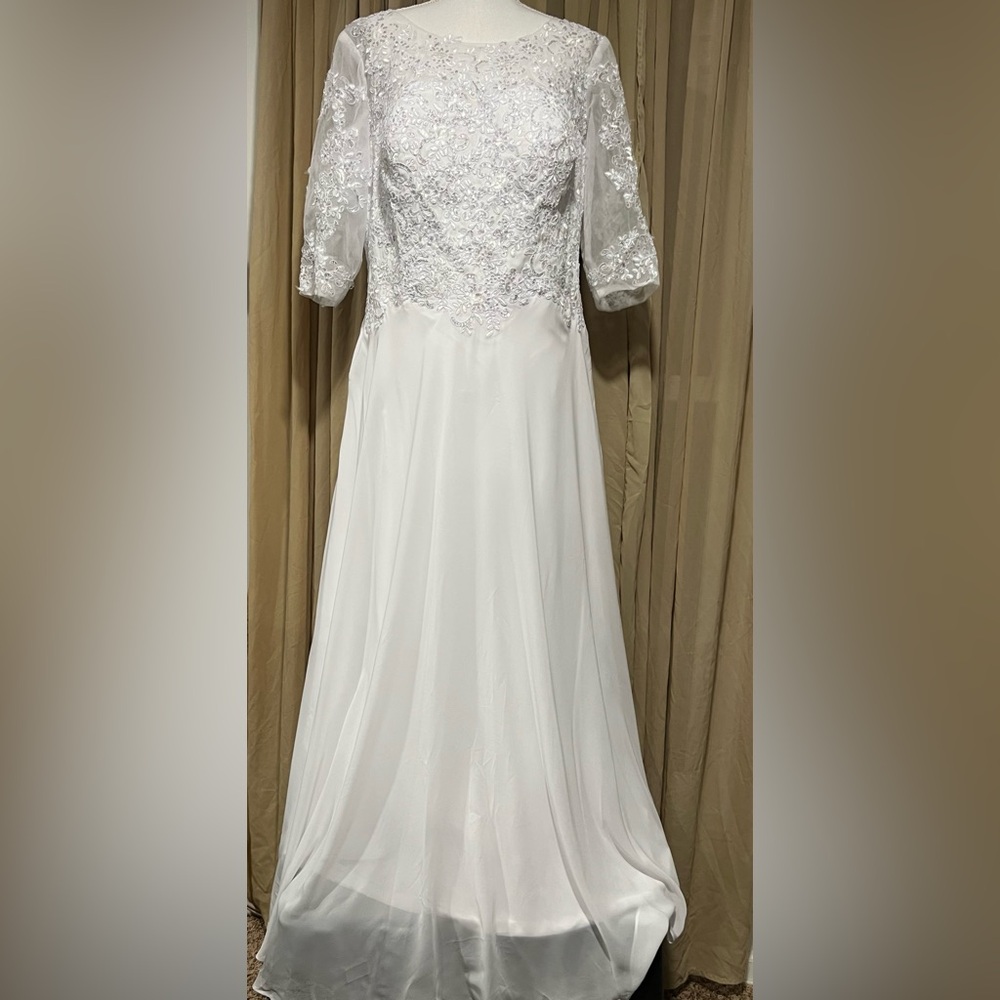 Elegant White Lace Gown for wedding or any party size 18 NWT